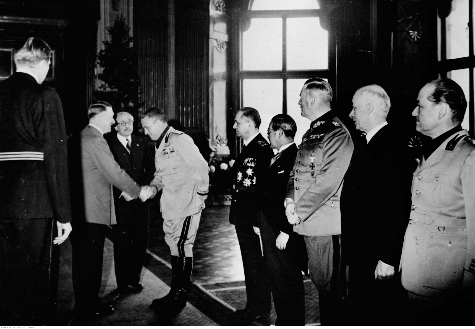 Adolf Hitler greets the representatives of the Tripartite Pact in Vienna, Pál Teleki, Döme Sztójay and István Csáky (Hungary), Galeazzo Ciano (Italy), Saburo Kurusu (Japan) et Dome Sztojay